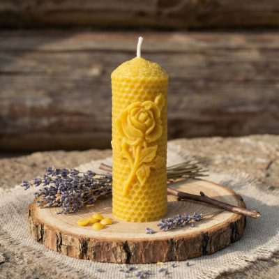 Satovje z vrtnico sveča iz čebeljega voska