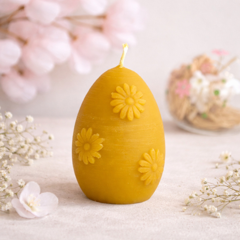 velika noč sveča iz čebeljega voska Velikonočni jajček z rožicami