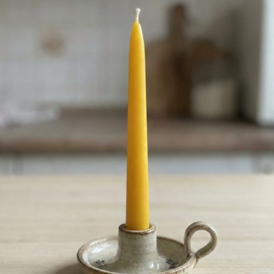 Sveča iz čebeljega voska za svečnik