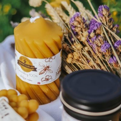 okrasna zavita sveča iz čebeljega voska