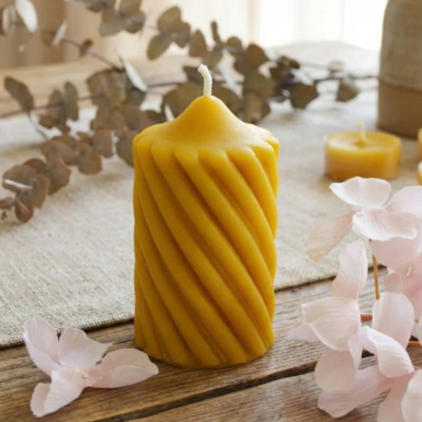 okrasna zavita sveča iz čebeljega voska 1