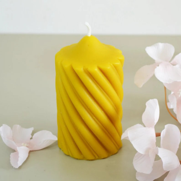 okrasna zavita sveča iz čebeljega voska 3