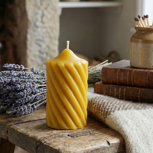 okrasna zavita sveča iz čebeljega voska