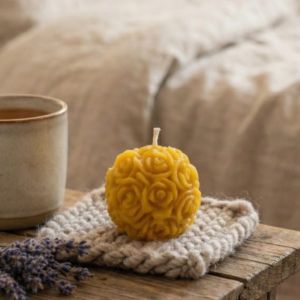 krogla iz vrtnic sveča iz čebeljega voska