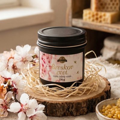 sveča iz čebeljega voska v kozarcu breskov cvet