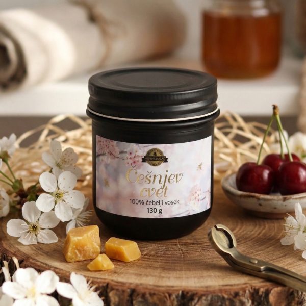 sveča iz čebeljega voska v kozarcu češnjev cvet