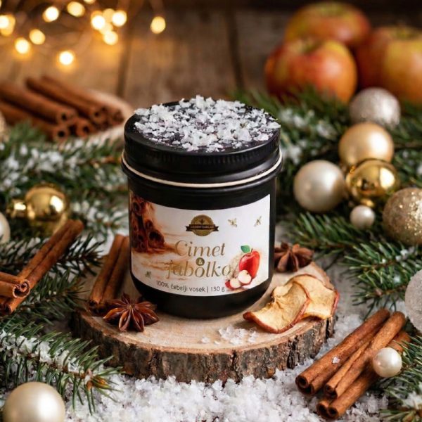 sveča iz čebeljega voska v kozarcu cimet in jabolka