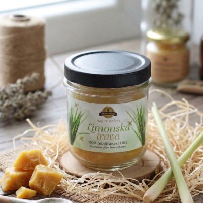 sveča iz čebeljega voska v kozarcu limonska trava