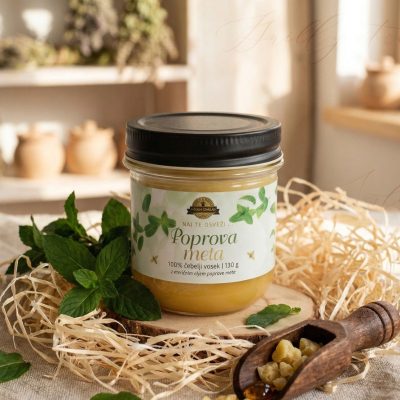 sveča iz čebeljega voska v kozarcu poprova meta